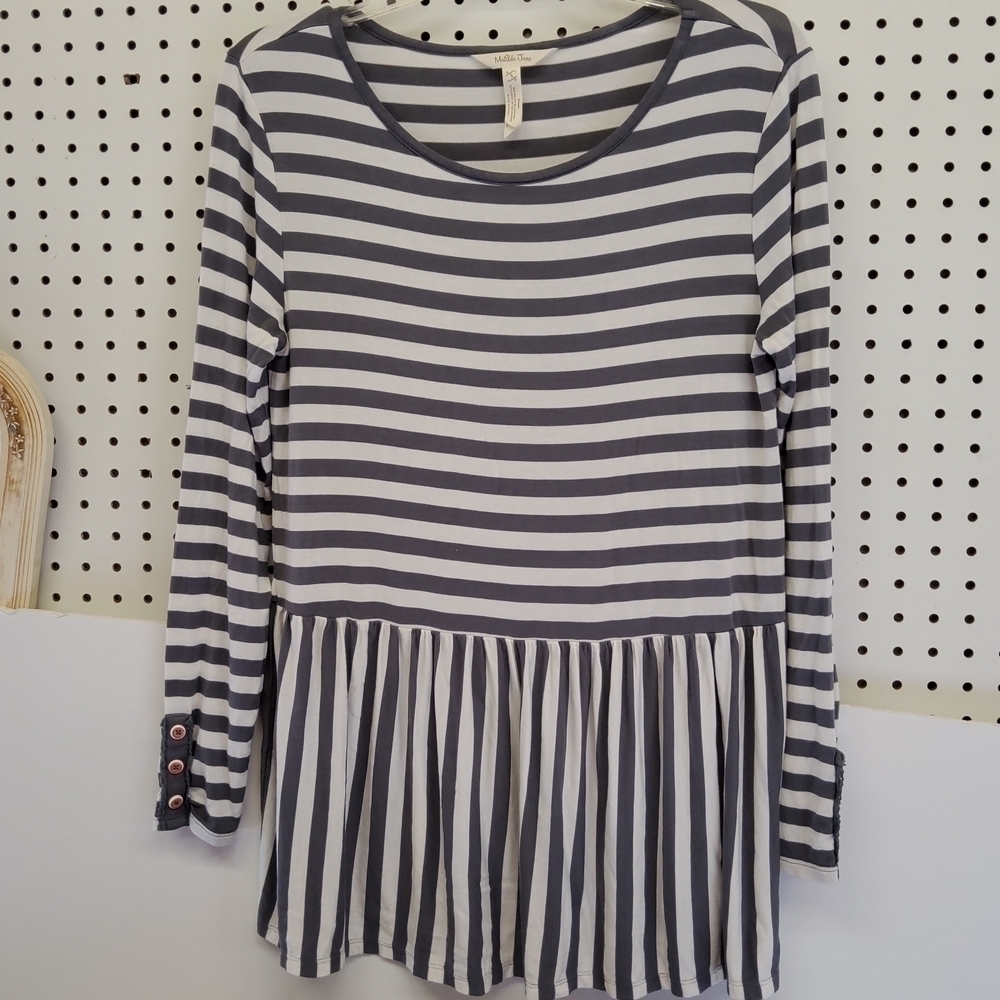 𝅺MATILDA Jane top women's size small EUC ruffle bottom gray and white